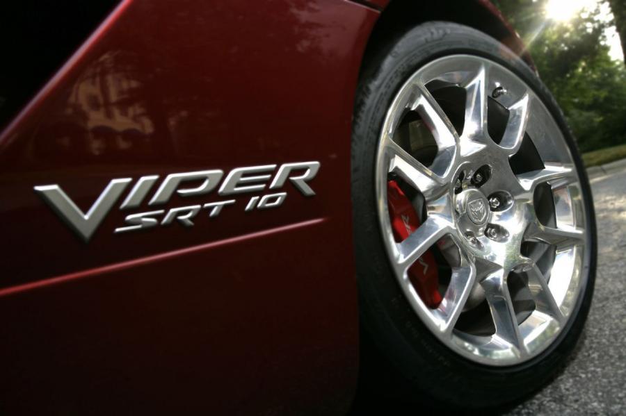 Логотип Dodge Viper SRT10 Coupe 2008 года  (фото 11 из 52)